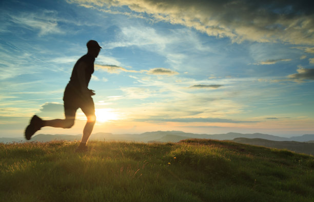 日落时在山上奔跑的人图片下载