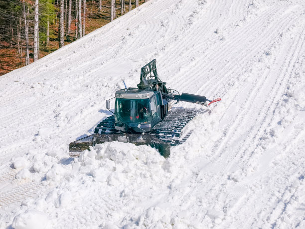 滑雪场滑雪道上的雪美容师图片下载