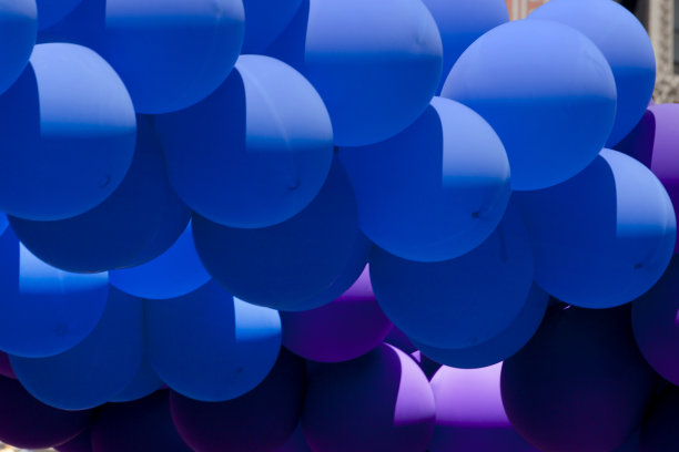 蓝色和紫色气球图片下载