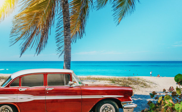 古巴海滩上的美国老爷车图片下载