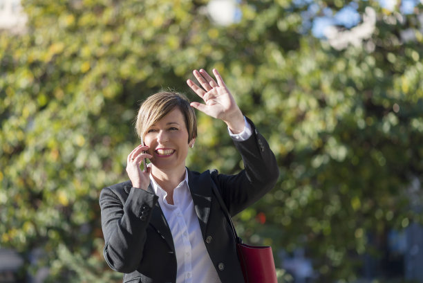 一张优雅的商务女性微笑着打电话的照片图片下载