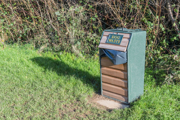 狗的垃圾桶在乡下图片下载