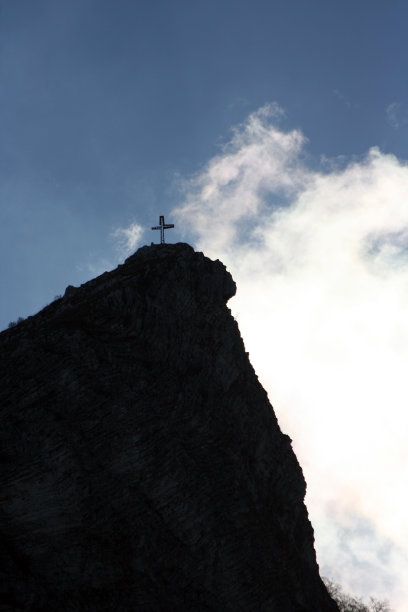 山顶上的十字架图片下载