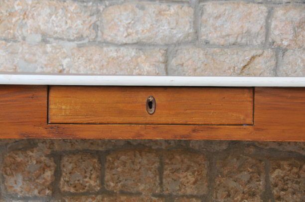 一张木桌靠在一块石头上图片下载