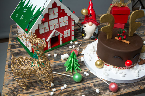 圣诞节装饰在木桌上的巧克力蛋糕图片下载