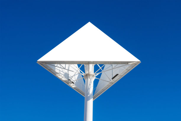 有蓝天背景的三角形广告牌或广告海报图片下载