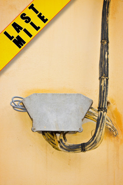 电力电缆固定在石膏墙上与保护接线盒-最后一英里的概念形象图片下载