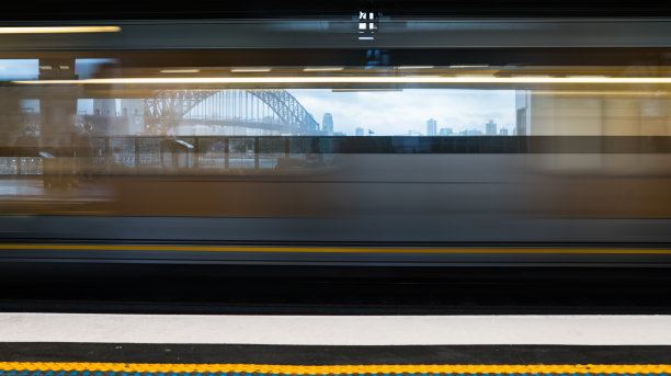 移动的火车与悉尼海港大桥，悉尼，澳大利亚图片下载