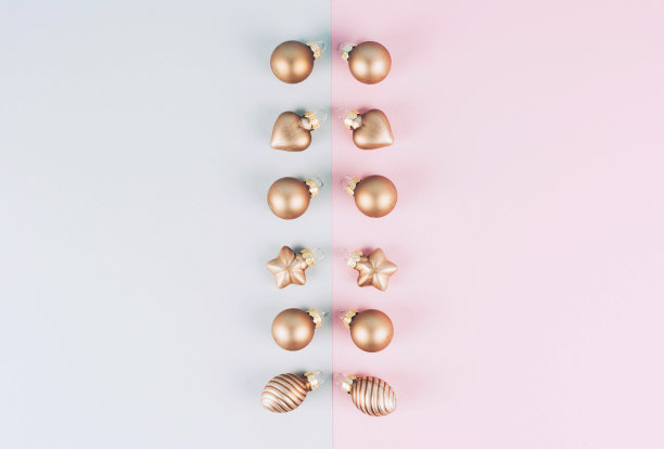 圣诞树球在一个灰色和粉红色的背景与地方为您的文本。素材图片