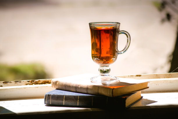 一杯茶站在窗台上的书上图片下载