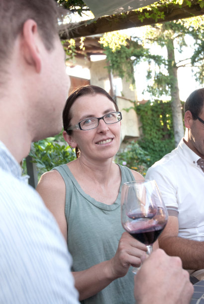 朋友们喝红酒聊天的照片图片下载