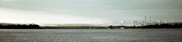 全景城市河流天空图片下载