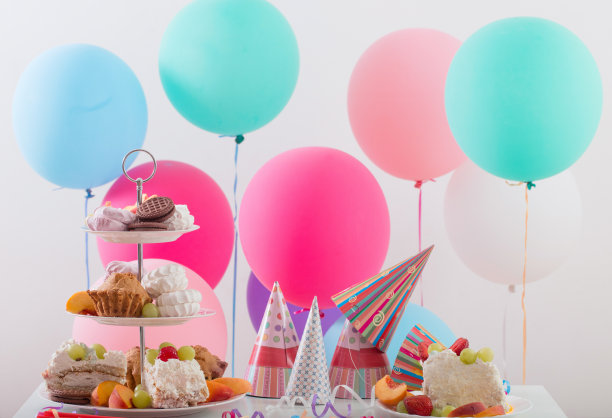 用蛋糕和彩色气球庆祝生日素材图片