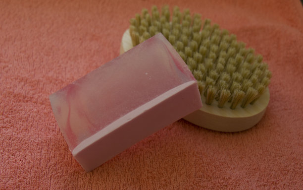 在毛巾上刷上一块粉红色的肥皂图片下载