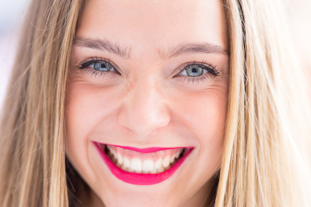 快乐少女户外，正面人像照片与散焦复制空间背景图片下载