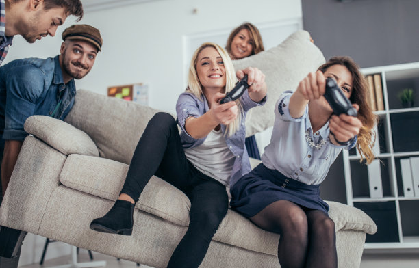 下班后玩电子游戏图片下载