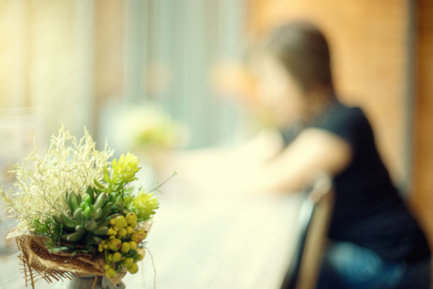 Blur女人坐在客厅咖啡厅里图片下载