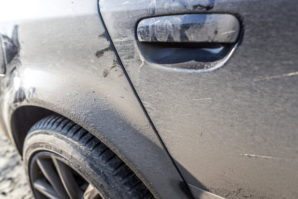 这是一辆脏车的一部分。图片下载