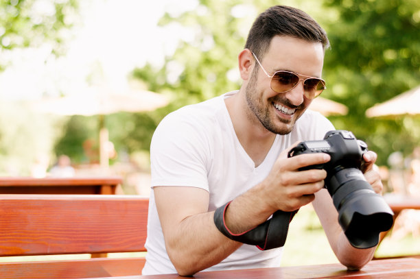 有人在看他用单反相机拍的照片图片下载