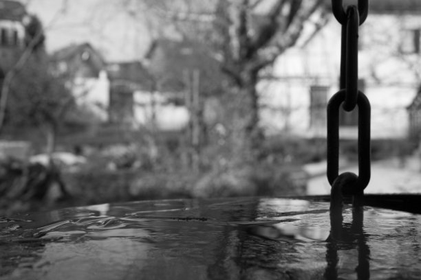 装着冰冻雨水的桶图片下载