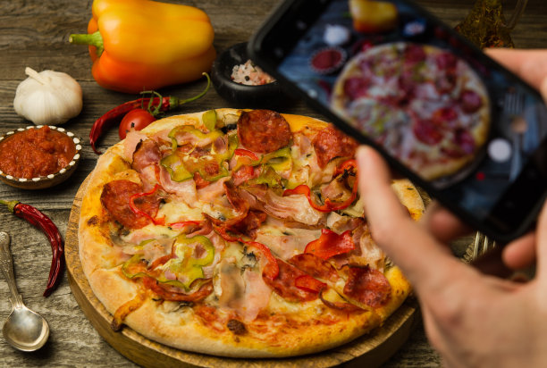 男人用智能手机拍披萨图片下载