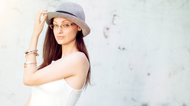 美丽的混血女子翻转自拍户外图片下载