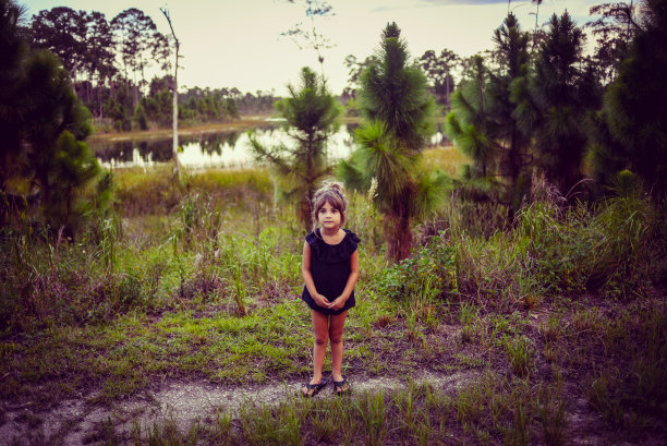 树林里的女孩图片下载
