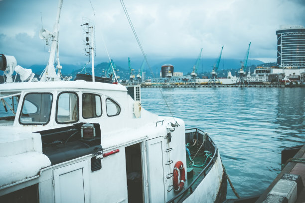 小船在港口拖船图片下载