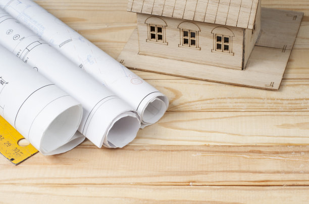 建筑的概念。木屋模型，水平面和木桌上的图纸。图片下载