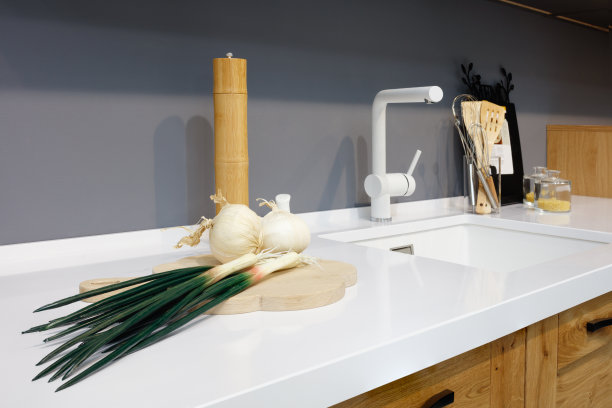 厨房内部，玻璃罐与谷物在现代厨房与白色搅拌机，青葱，大蒜，香料，木制砧板;白色桌面，现代厨房内部图片下载