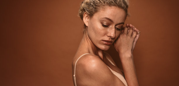 棕色背景上的体贴女模特图片下载