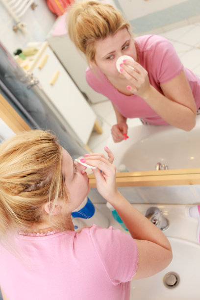 女人用化妆棉卸妆图片下载