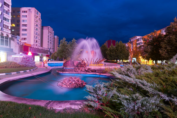 皮蒂斯蒂市中心夜光摄影图片下载