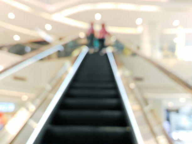 在上楼的自动扶梯上模糊的女人图片下载
