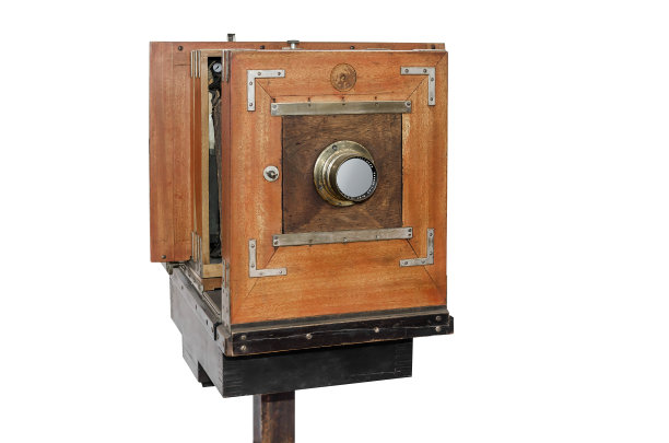 白色背景上的旧相机。图片下载