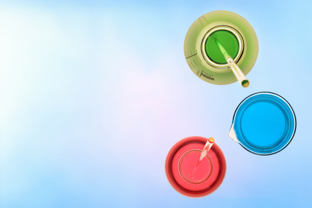 化学实验室玻璃器皿与三个容器俯视图图片下载