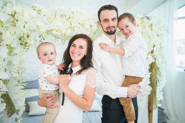 有两个孩子的幸福家庭图片下载