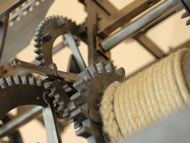 有齿轮的老式时钟装置。的风格的照片。特写镜头。图片下载