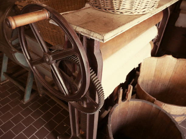 老式机械洗衣烘干机。旧机器细节特写。生锈的齿轮。的风格的照片。图片下载