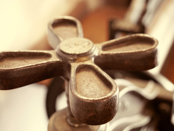 旧压机，拧紧螺丝细节，特写。的风格的照片。图片下载