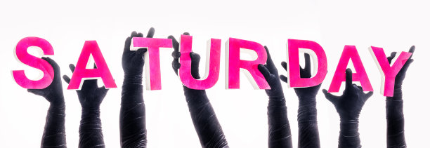 8只手戴着黑色天鹅绒手套，手上写着红色的“星期六”图片下载