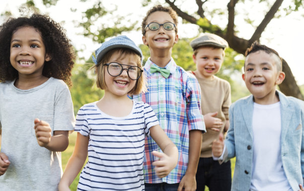 公园里快乐的孩子们图片下载