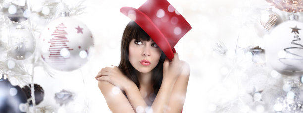 奇妙的女人惊喜的圣诞背景球和模糊的灯图片下载