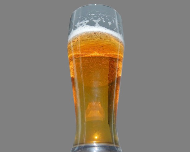 深色背景上的一杯啤酒图片下载