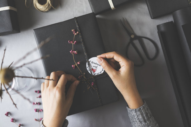 女人用手包裹圣诞礼物图片下载