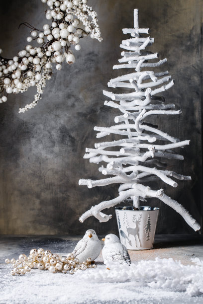 圣诞花环树烛台上的鸽子与离婚的深灰色背景图片下载