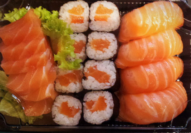 三文鱼寿司午餐盒，配筷子和酱油图片下载