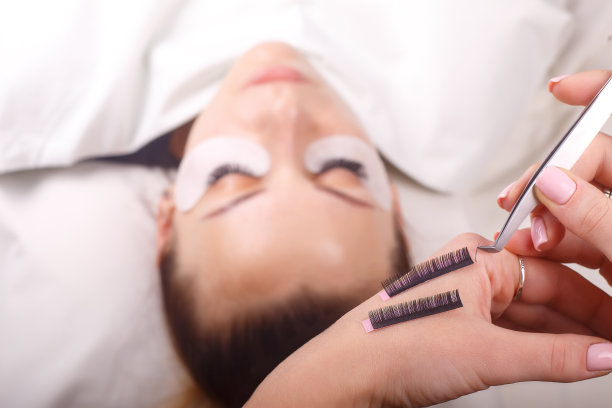 睫毛扩展过程。长睫毛的女人眼。睫毛，特写，宏观，选择性聚焦图片下载