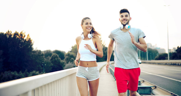 帅哥美女一起慢跑图片下载