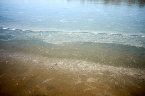 乡村河流或池塘中结冰的水图片下载